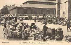 Troyes - Place St Remy, le march� aux puces